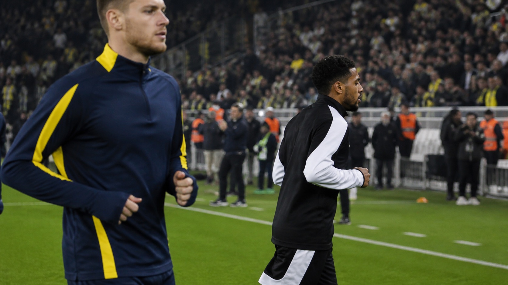 Fenerbahçe ve Beşiktaş derbisi öncesi ışıklar altında karşı karşıya gelen futbolcular